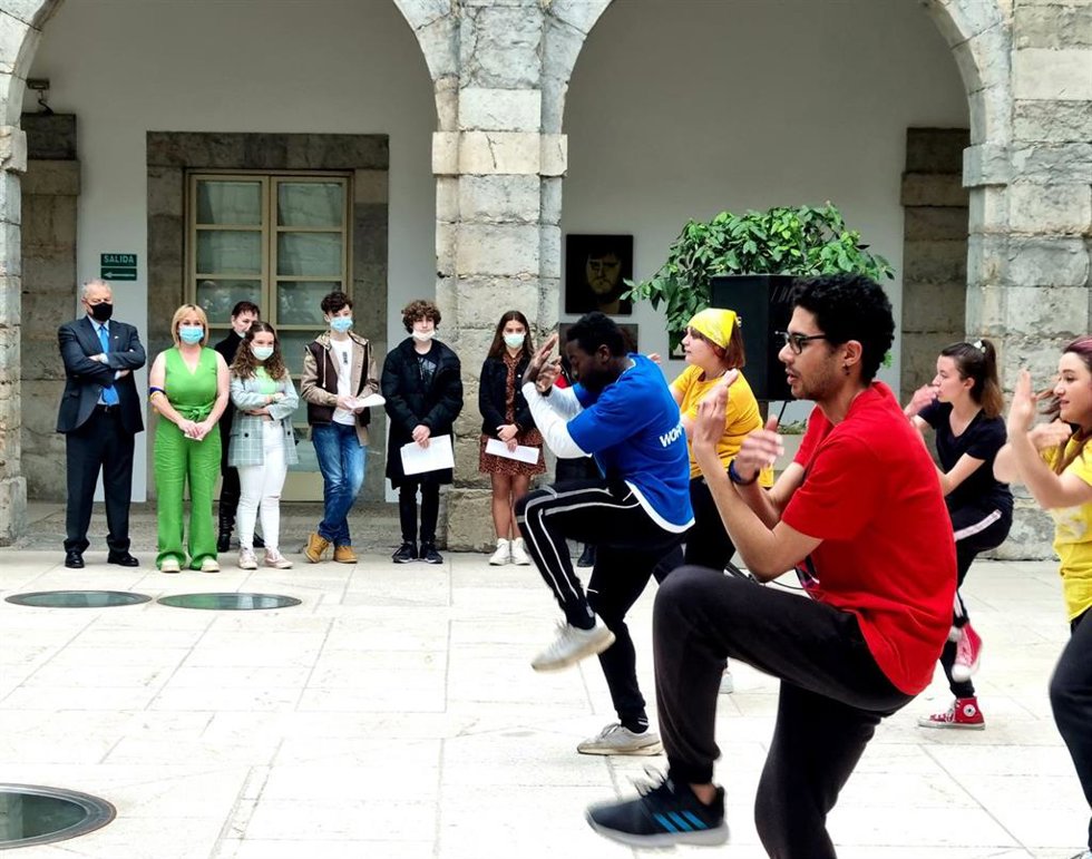 Celebración del Día contra el Acoso Escolar en el patio del Parlamento