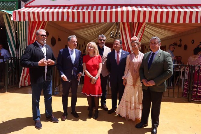 Visita del consejero de la Presidencia, Administración Pública e Interior y portavoz del Gobierno andaluz, Elías Bendodo (2i), a la caseta de UGT-A en la Feria de Sevilla.