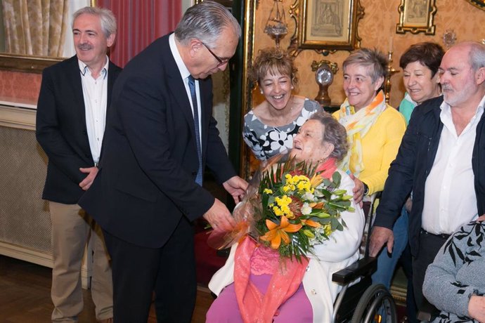 Recepción del alcalde Enrique Maya a la centenaria Catalina Saldías.