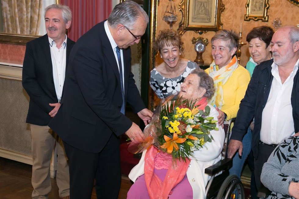 Recepción del alcalde Enrique Maya a la centenaria Catalina Saldías.