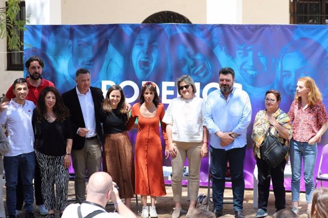 Imagen de este lunes del acto de Podemos en Córdoba con la presencia de su candidato a la Junta de Andalucía, Juan Antonio Delgado, la ministra y secretaria general de Podemos, Ione Belarra, y la secretaria general de Podemos Andalucía, Martina Velarde.