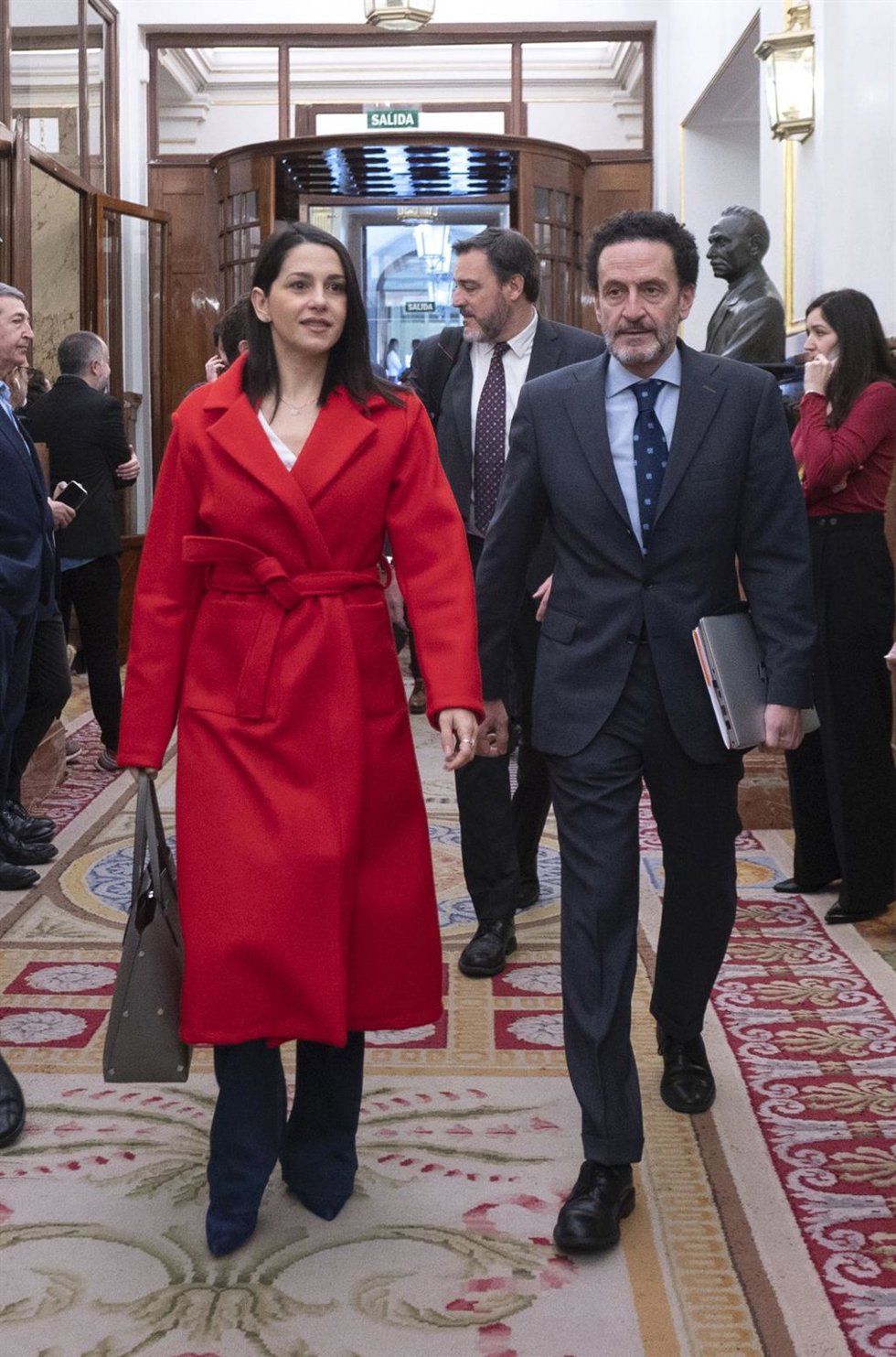 La líder de Cs, Inés Arrimadas, y el vicesecretario general de Ciudadanos, Edmundo Bal, a su llegada a una sesión plenaria, en el Congreso de los Diputados, a 27 de abril de 2022, en Madrid (España). El pleno está marcado por las explicaciones del Gobie