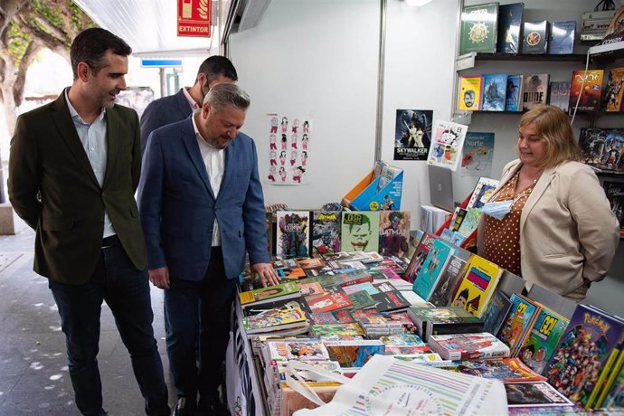 El alcalde de Almería, Ramón Fernández Pacheco, y el concejal de Cultura, Diego Cruz, en su visita a la Feria del Libro.