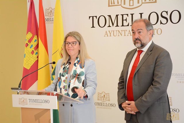 La alcaldesa de Tomelloso, Inmaculada Jiménez, y el rector de la UCLM, Julián Garde.