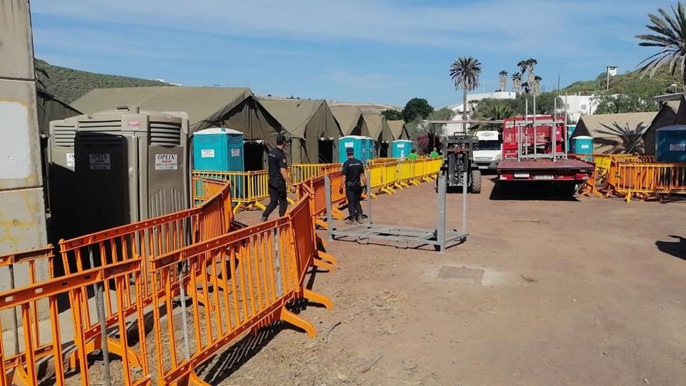 Archivo - Imagen de las tiendas instaladas en Barranco Seco para acoger a los inmigrantes que están en el muelle de Arguineguín