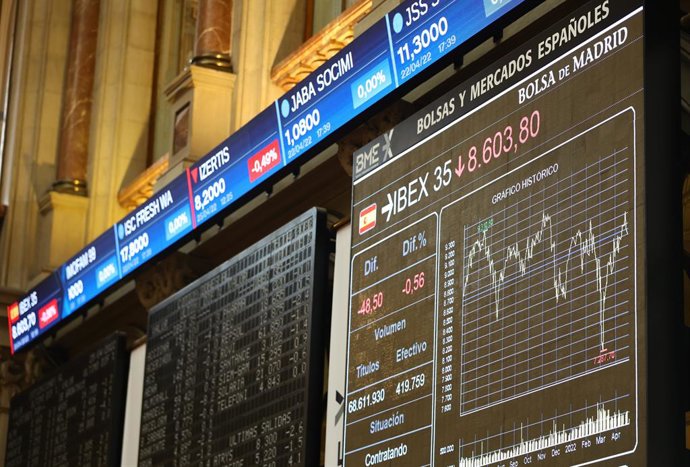 Valores del Ibex 35 en el Palacio de la Bolsa, a 25 de abril de 2022, en Madrid (España). 