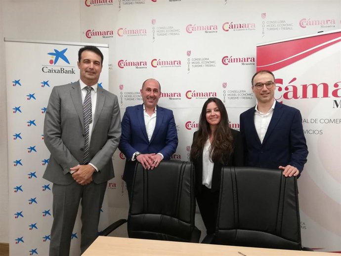 Firma del convenio entre la Cámara de Comercio de Menorca y CaixaBank.