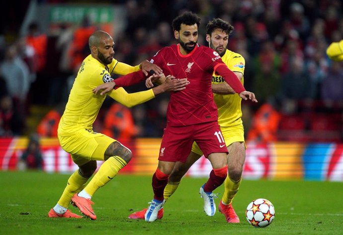 Mohamed Salah ante Etienne Capoue y Alfonso Pedraza en el Liverpool-Villarreal