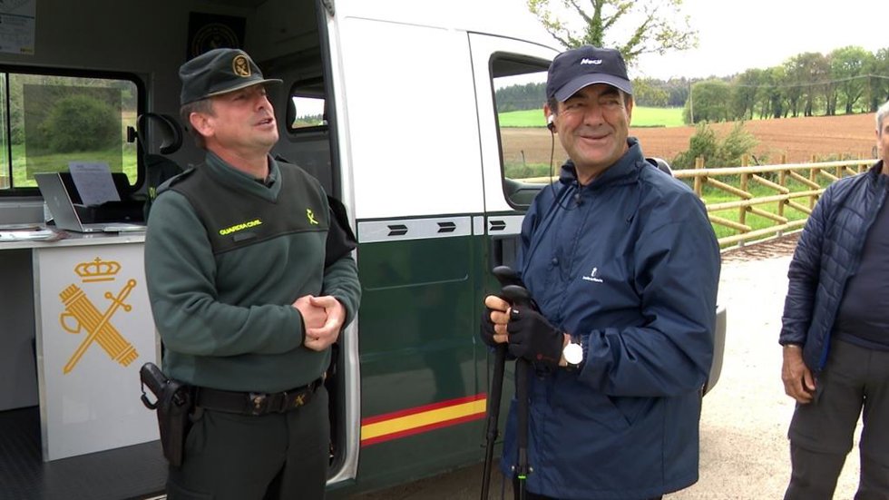 El exministro de Defensa José Bono saluda a unos agentes de la unidad de atención al peregrino de la Guardia Civil en Arzúa (A Coruña)