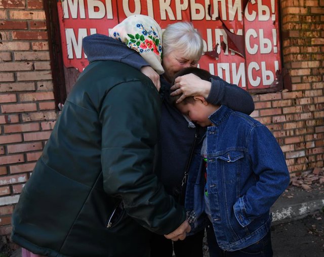 Residentes de la localidad ucraniana de Ryska Lozova tras ser liberada de las tropas rusas