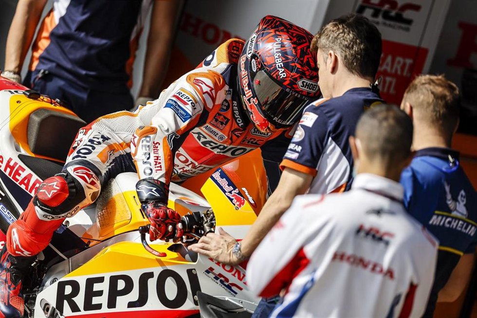 Marc Márquez se baja de la moto durante el test en el Circuito Jerez-Ángel Nieto
