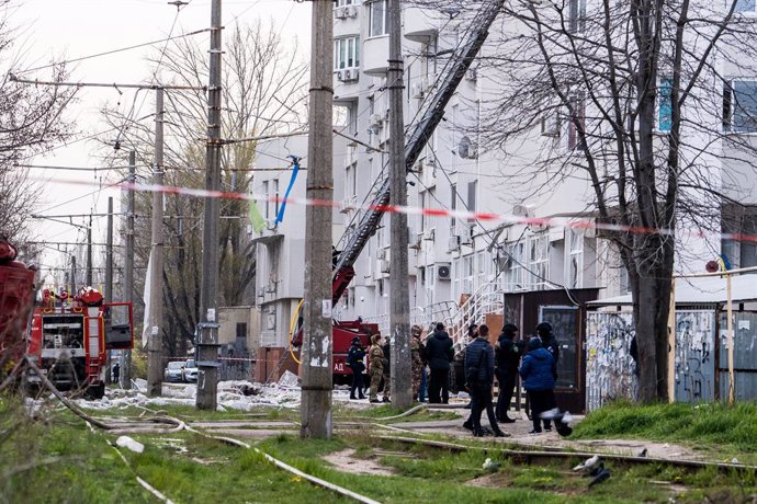 23 April 2022, Ukraine, Odessa: Firefighters in action after a missile attack on a residential building. Photo: Vincenzo Circosta/ZUMA Press Wire/dpa