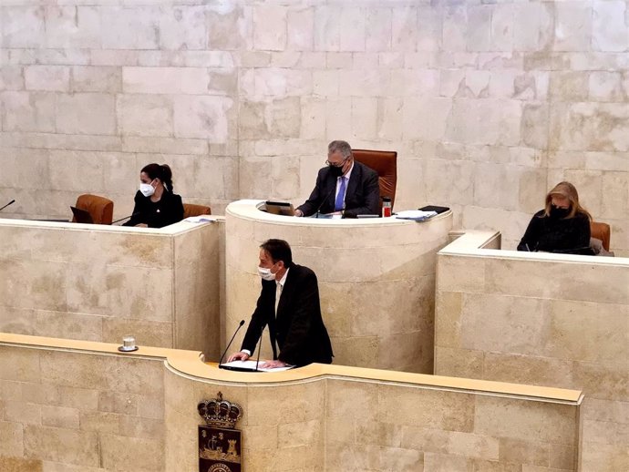 El consejero de Obras Públicas, Ordenación del Territorio y Urbanismo del Gobierno de Cantabria, José Luis Gochicoa,  en el Pleno del Parlamento