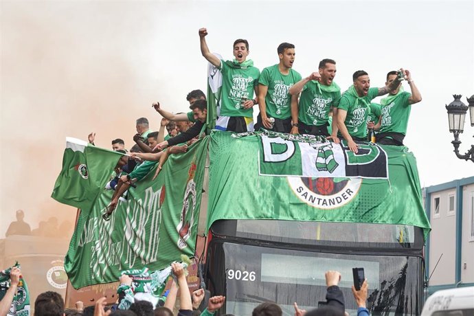 Los jugadores del Real Racing Club de Santander celebran en un autobús su ascenso a segunda división.
