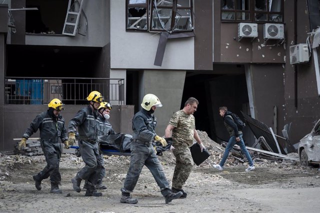 Los servicios de rescate recuperan un cuerpo sin vida atrapado entre los escombros de un edificio atacado en Kiev.
