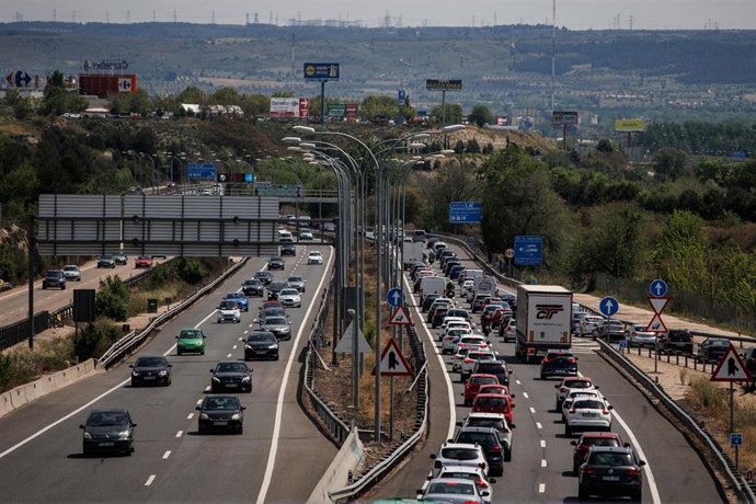 Retenciones en la A-3 el día que comienza la operación salida del puente de mayo 2022, a 29 de abril de 2022, en Madrid (España).   