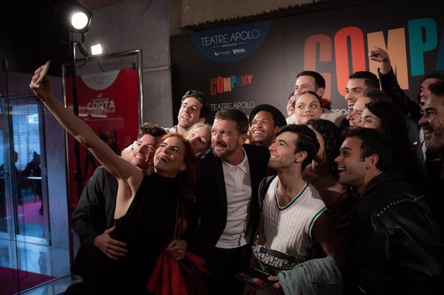 El actor y director Antonio Banderas, en el estreno de 'Company' con su equipo en Barcelona