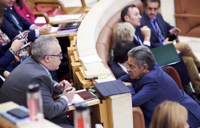Archivo - El presidente de Cantabria y secretario general del PRC, Miguel Angel Revilla (d), habla con el portavoz del PRC, Pedro José Hernando (i), en el Parlamento