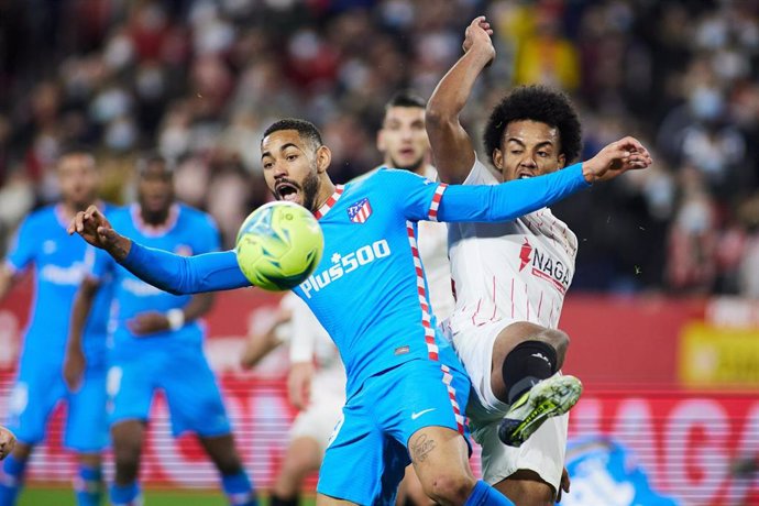 Archivo - Matheus Cunha y Jules Kounde pelean un balón en el Sevilla-Atlético de Madrid de LaLiga Santander 2021-2022