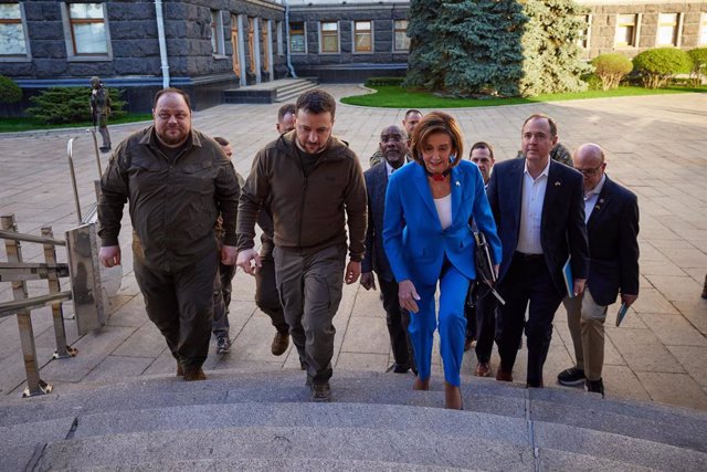 El presidente ucraniano, Volodimir Zelensky, y la presidenta de la Cámara de Representantes de Estados Unidos, Nancy Pelosi.