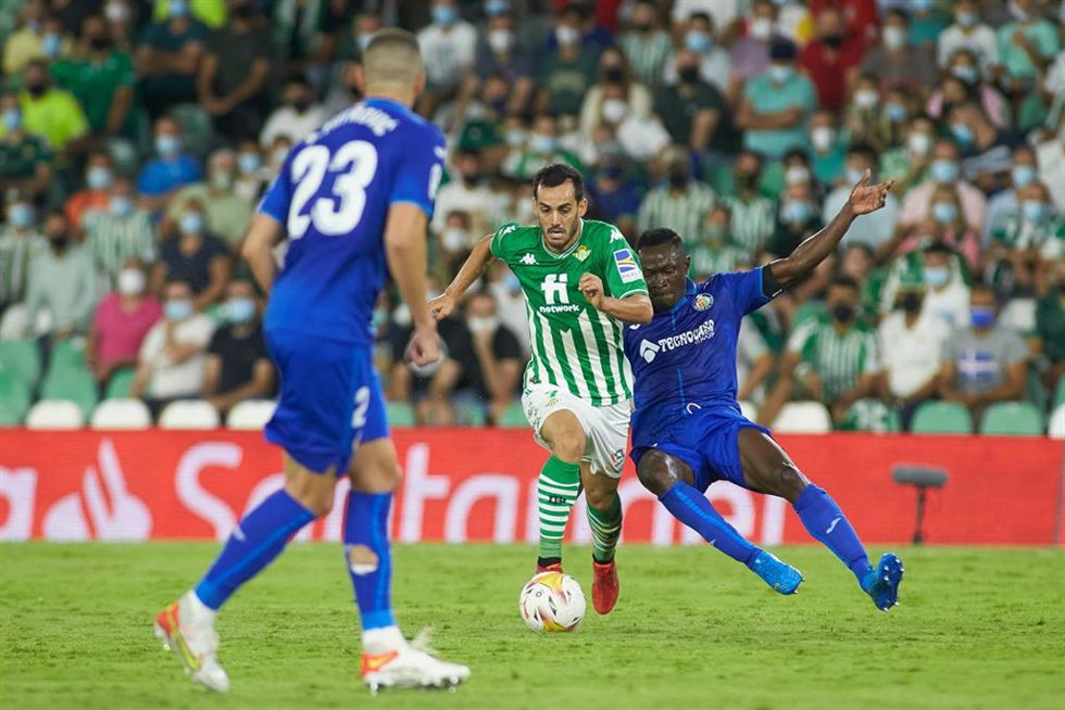 Archivo - Juanmi intenta desbordar a Djené en el Betis-Getafe de LaLiga Santander 2021-2022