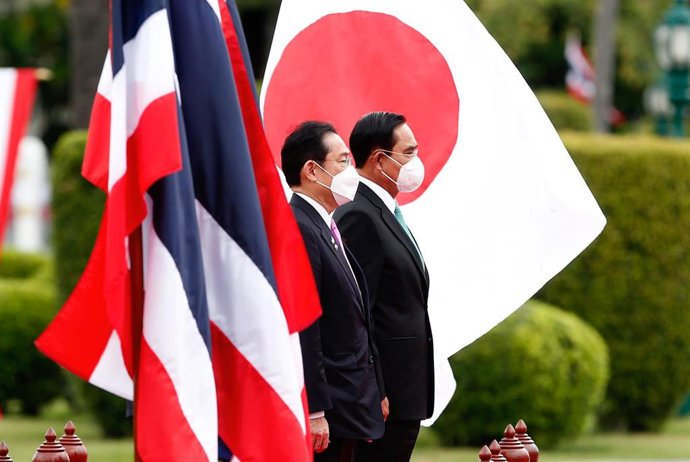 02 May 2022, Thailand, Bangkok: Thai Prime Minister Prayuth Chan O-Cha (R) receives Japanes Prime Minister Fumio Kishida during a ceremonial welcome prior to their meeting at the Government House in Bangkok. Photo: Chaiwat Subprasom/SOPA Images via ZUMA