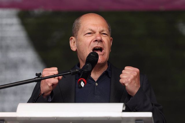 01 May 2022, North Rhine-Westphalia, Duesseldorf: German Chancellor Olaf Scholz speaks at a rally of the German Trade Union Confederation (DGB) held on the occasion of the International Labour Day (May Day). Photo: David Young/dpa