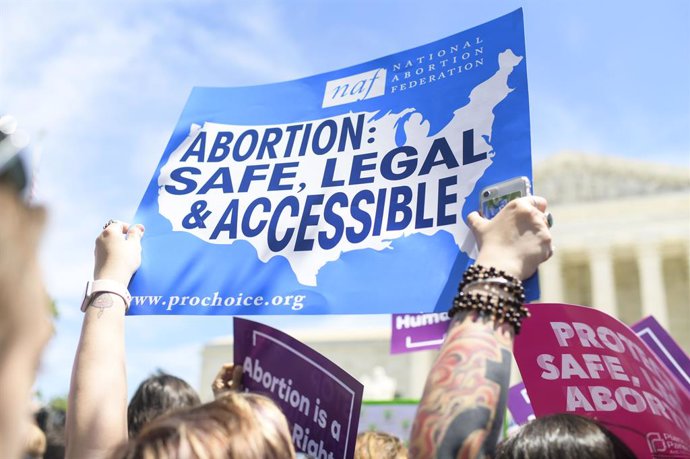 Archivo - 21 May 2019, US, Washington: A pro-Choice protester holds a placards during a rally at the Supreme Court. Abortion rights supporters held protests in major cities across the United States to voice opposition to newly passed restrictive abortio