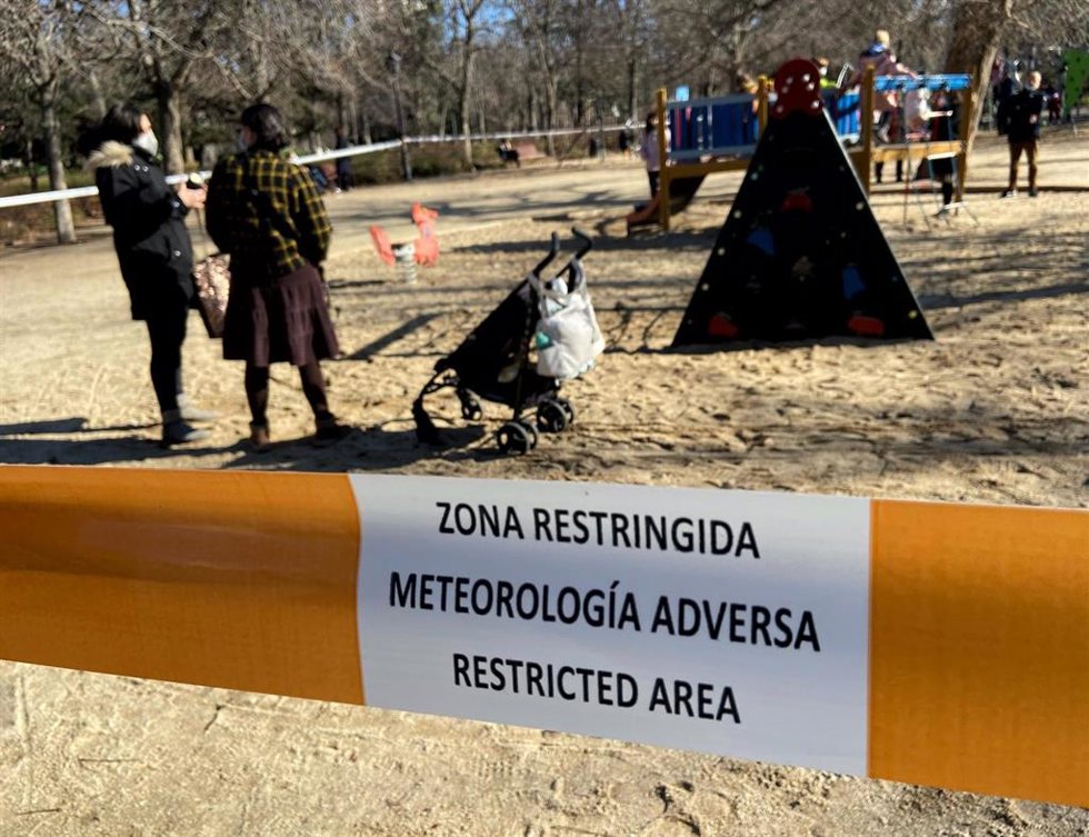 Archivo - Un parque infantil restringido al paso con una cinta tras activarse la alerta por meteorología adversa, en el parque de El Retiro
