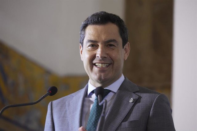El presidente de la Junta de Andalucía, Juanma Moreno, durante la clausura el encuentro 'Tres décadas de Alta Velocidad Madrid-Sevilla: hito en la vertebración y la modernidad' en el Real Alcázar, a 21 de abril de 2022 en Sevilla (Andalucía, España)