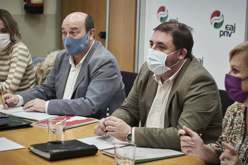 Archivo - El presidente del EBB del PNV, Andoni Ortuzar (2i), y el presidente del PNV en Navarra y del Parlamento foral, Unai Hualde (2d), se reúnen en la sede del PNV, a 21 de marzo de 2022, en Pamplona, Navarra (España).