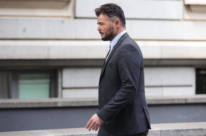 El portavoz de Esquerra Republicana (ERC) en el Congreso, Gabriel Rufián, a su llegada al Congreso de los Diputados donde se está celebrando una sesión plenaria, a 28 de abril de 2022, en Madrid (España). 