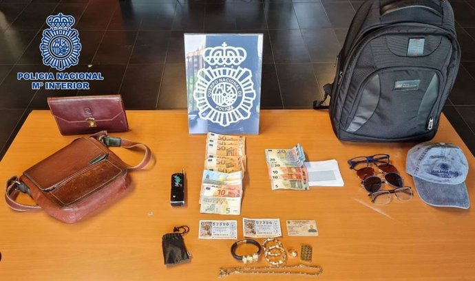 Dos detenidos por tratar de estafar a una mujer con el método del 'tocomocho' en Usera