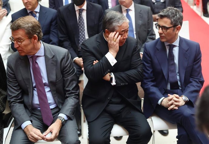 (I-D) El nuevo presidente del Partido Popular, Alberto Núñez Feijóo; el nuncio del Papa en España, Bernardito Auza; y el ministro de la Presidencia, Relaciones con las Cortes y Memoria Democrática, Félix Bolaños, en un acto de la Comunidad de Madrid par