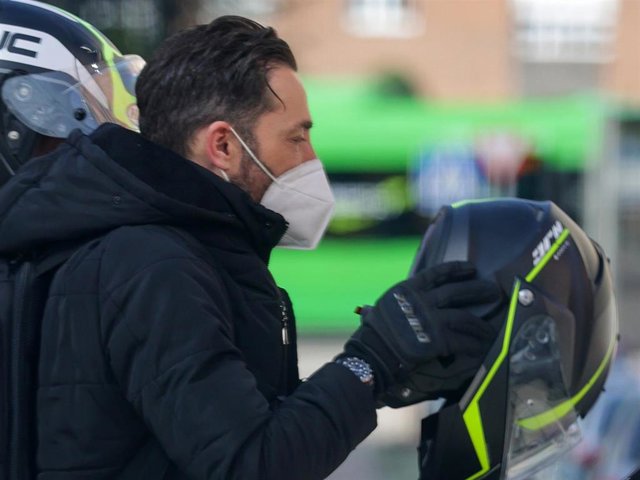 Antonio David Flores se desplaza ahora en moto para esquivar a la prensa