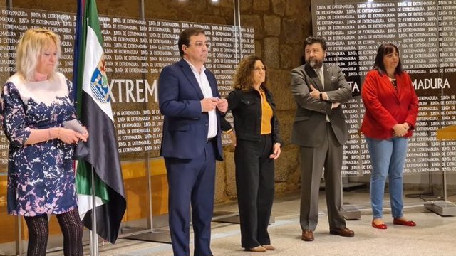 El presidente de la Junta, Guillermo Fernández Vara, firma con CCOO, UGT y la Creex la Estrategia ante el Reto Demográfico y Territorial de Extremadura