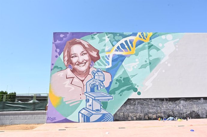 Ángela Nieto, protagonista del nuevo mural de 'Dones de cincia', obra de la artista Sara Chóliz.