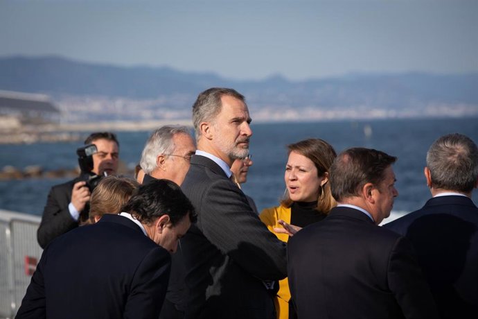 El rey Felipe VI (c) a su llegada a la visita del Puerto Olímpico de Barcelona, a 4 de abril de 2022, en Barcelona, Catalunya (España).