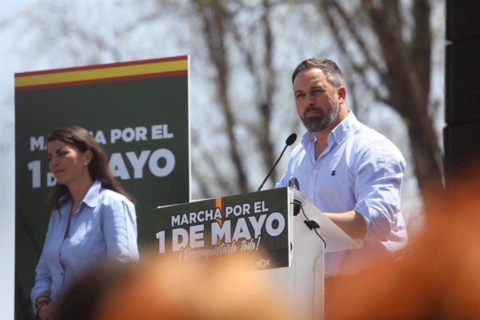 El presidente nacional de Vox, Santiago Abascal, y la candidata de Vox en Andalucía, Macarena Olona, en el acto celebrado en Cádiz el 1 de mayo