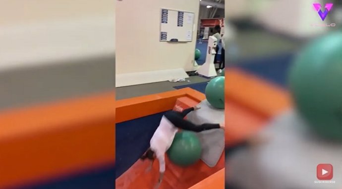 Esta gimnasta SURFEA entre bolas de goma | Divertida caída