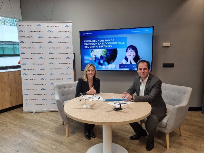 El director general de Air France-KLM para España y Portugal, Laurent Perrier, y la directora general de Grupo Bestours, Julia Franch.