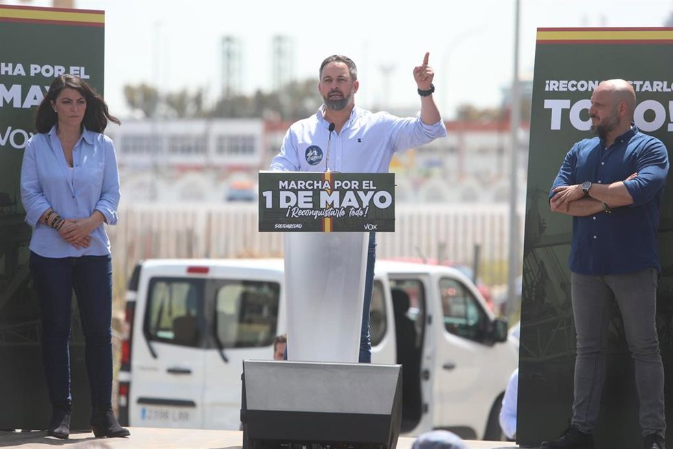 El presidente nacional de Vox, Santiago Abascal, y la candidata de Vox en Andalucía, Macarena Olona, en el acto celebrado en Cádiz por su partido con motivo del 1 de Mayo, Día del Trabajador