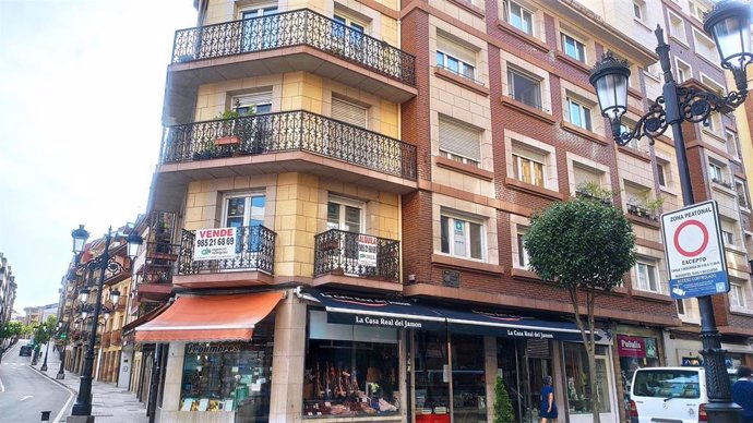 Archivo - Locales cerraados de pequeño comercio en Oviedo, con carteles de Se Vende, y viviendas en alquiler.