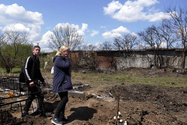 Varias personas caminan por un cementerio de la ciudad ucraniana de Odesa durante la guerra.