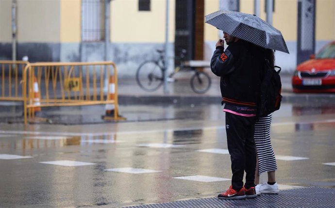 Varias personas caminan con paraguas el día en que han puesto en aviso amarillo a la Comunidad de Madrid por tormentas y lluvias, a 2 de mayo de 2022, en Madrid (España). La bajada de temperaturas para este 2 de mayo de manera generalizada en España ha 