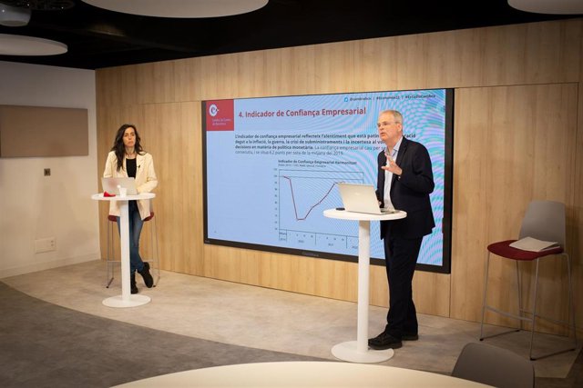 El director del Gabinet d'Estudis, Ramon Rovira, acompañado de la presidenta de la entidad, Mònica Roca.