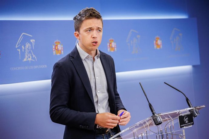El líder de Más País, Iñigo Errejón, interviene en una rueda de prensa previa a una Junta de Portavoces, en el Congreso de los Diputados, a 26 de abril de 2022, en Madrid (España).