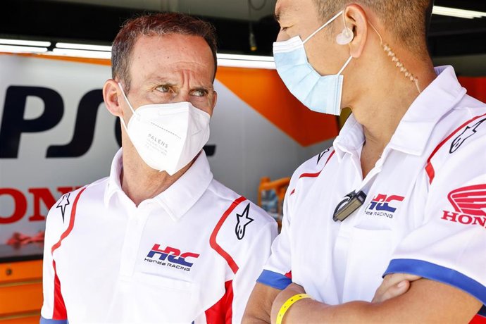Archivo - El team manager del Repsol Honda Team, Alberto Puig (izquierda)