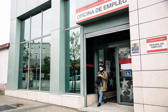 Una mujer sale de la Oficina de Empleo de Méndez Álvaro, el mismo día en que han anunciado una subida del paro en 70.900 personas entre enero y marzo de 2022, a 28 de abril de 2022, en Madrid (España). Este aumento de parados supone casi un 2,3% más que