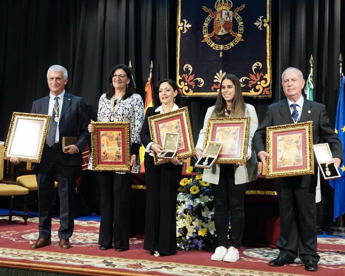 Archivo - La rectora de la UHU recibe la Medalla de Oro del Ayuntamiento de Palos de la Frontera concedida a la Onubense.